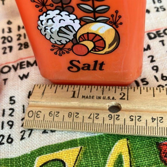 Vintage/Retro/MCM Plastic Salt & Pepper With Cloth 1974 Calendar Hand Towel - Picture 8 of 12